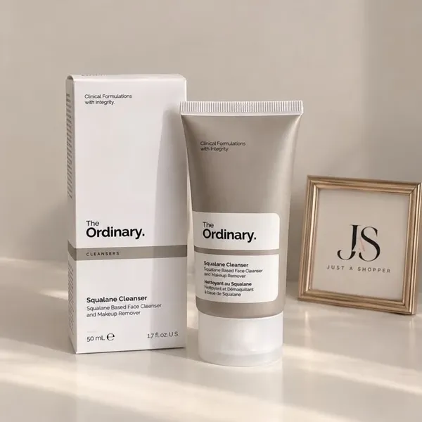 The Ordinary Limpiador y Desmaquillante Squalane: caja blanca y tubo plateado sobre una repisa de mármol